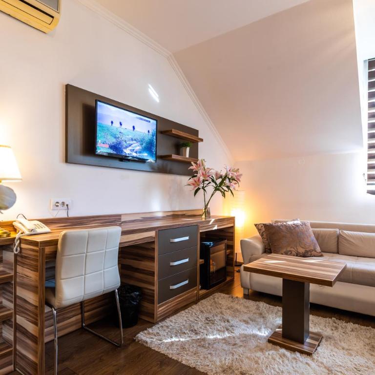 Garni Hotel Royal Crown - Family Room - 16