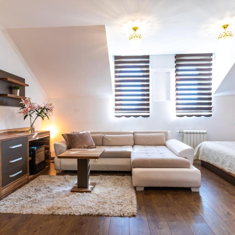 Garni Hotel Royal Crown - Family Room - 17
