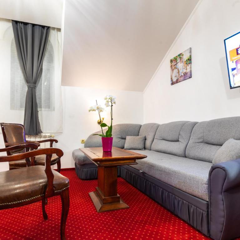 Garni Hotel Royal Crown - Family Room - 19