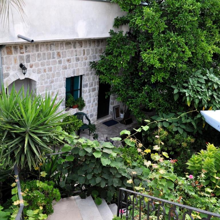 Captain's House in Dobrota - Apartment with Garden View - 8