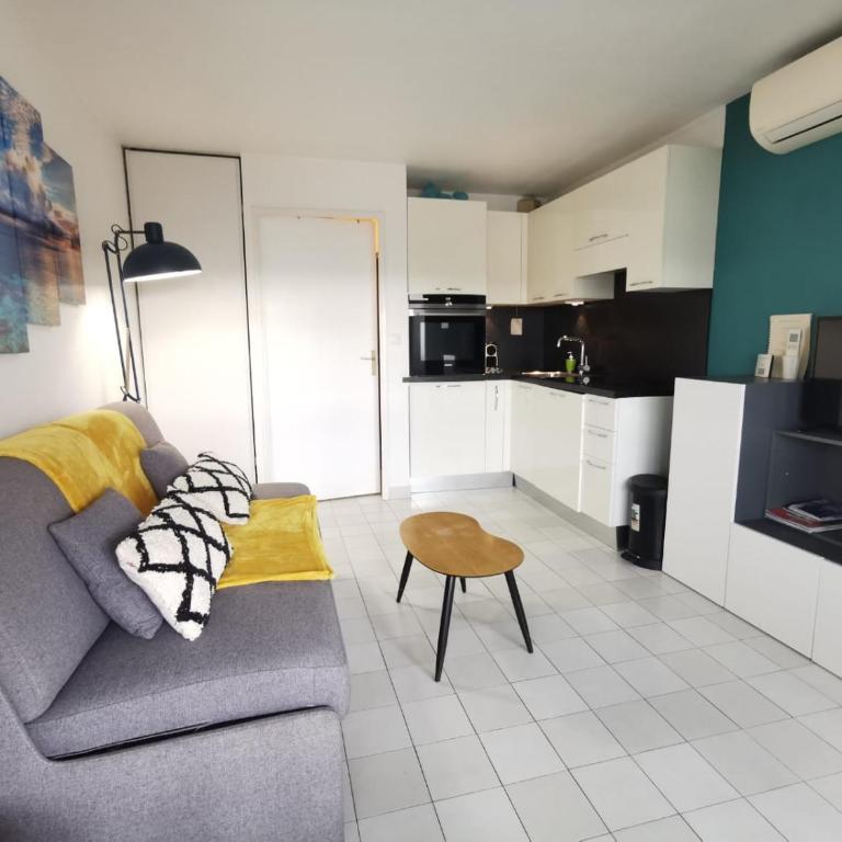 Studio Ciel d'Azur - Fréjus Plage - Tout à pied - Clim - WIFI - Parking - Etage élevé - Vue mer - One-Bedroom Apartment - 1
