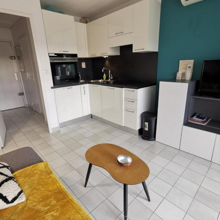 Studio Ciel d'Azur - Fréjus Plage - Tout à pied - Clim - WIFI - Parking - Etage élevé - Vue mer - One-Bedroom Apartment - 2