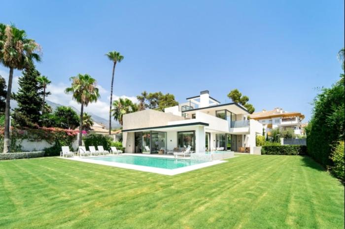 Ultra Luxury 5 Bedroom Retreat with Rooftop Solarium - Villa - 48