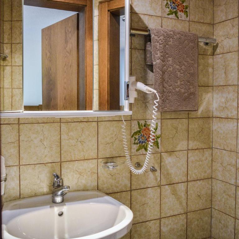 Sonnenhotel Soldanella Sonneck - Zimmer mit Queensize-Bett und Balkon - 4