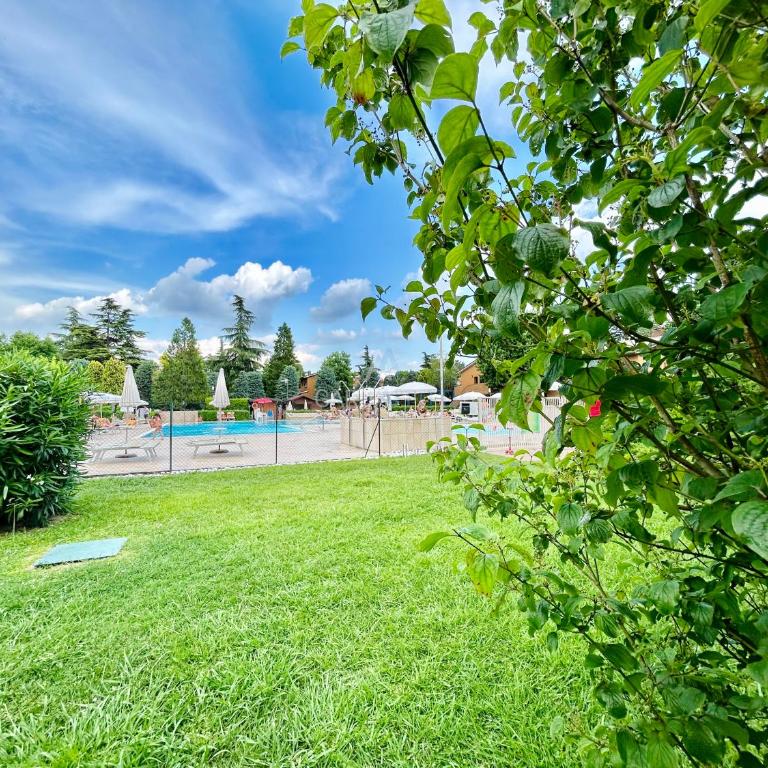Flora Apartment - Piano terra immerso nel verde in un Residence a 100m dal Lago di Garda con Piscina - Appartamento con 1 Camera da Letto - 30