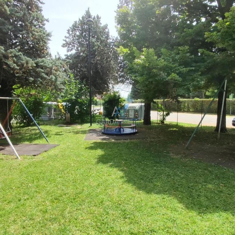 Flora Apartment - Piano terra immerso nel verde in un Residence a 100m dal Lago di Garda con Piscina - Appartamento con 1 Camera da Letto - 35