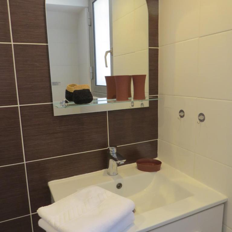 Le Castel Home Nîmes - Double Room with Private Bathroom - 9