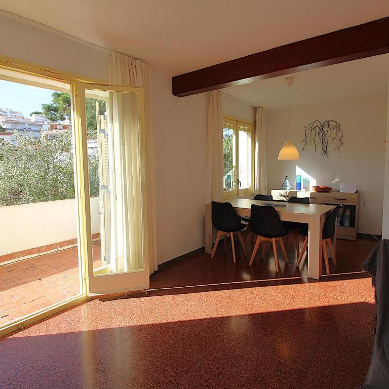 Villa Espaciosa con Jardín Cerca de la Playa - ES-228-168 - Casa - 28