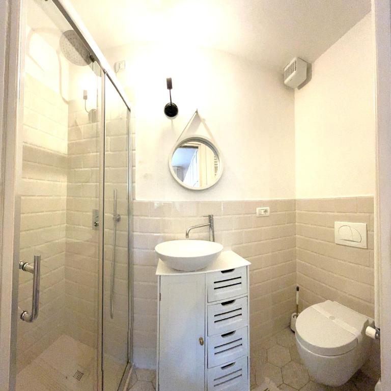 White House Florence - Double Room with Private Bathroom - 9