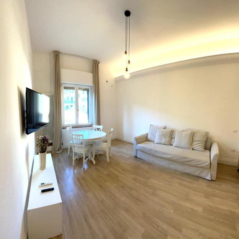 White House Florence - Double Room with Private Bathroom - 13