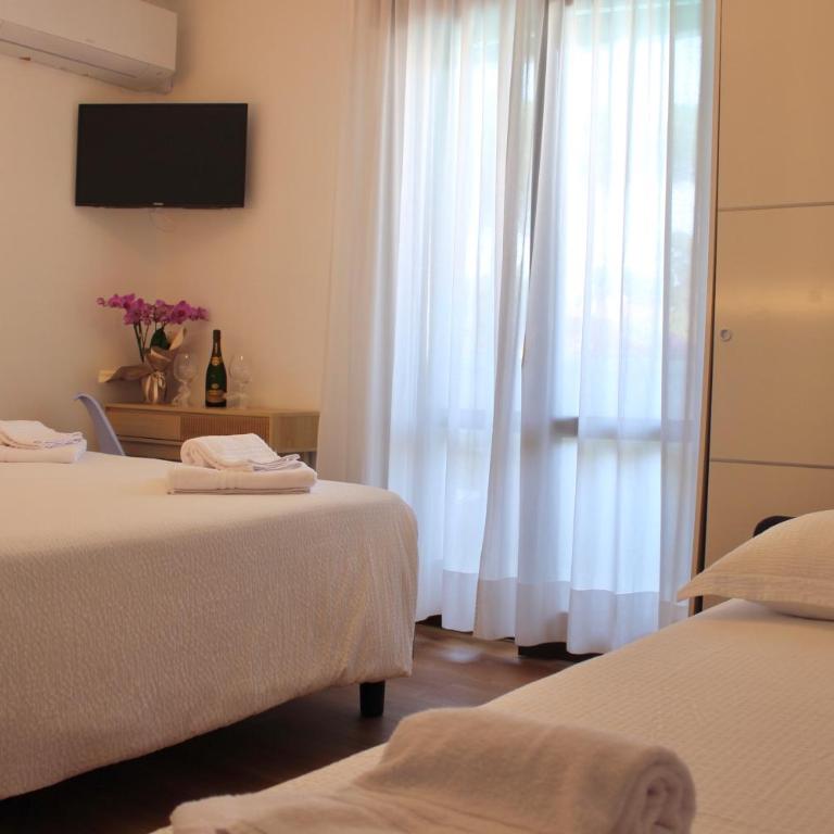 Hotel Rosa Dei Venti - Camera Matrimoniale con Letto Supplementare - 1