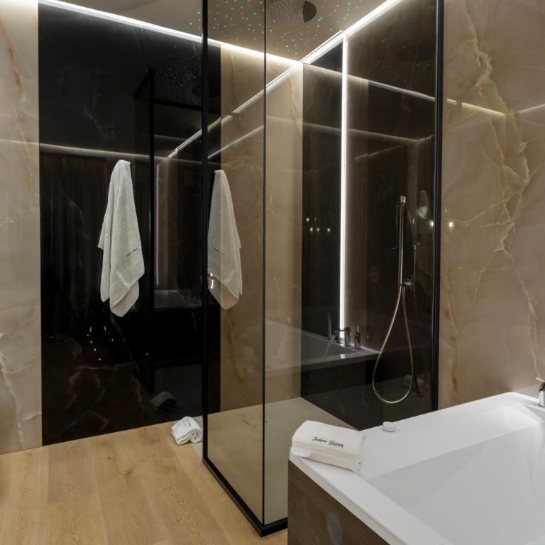 Isidoro Luxury Suites - Deluxe Double Room with Bath - 8