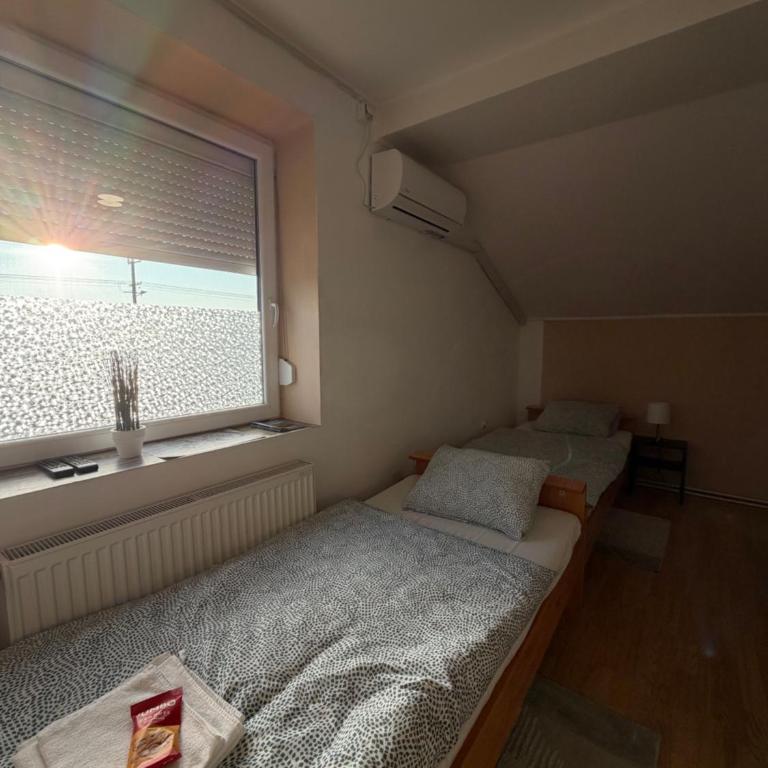 Rooms with private Bathroom & Free Parking ''Sobe Zoka,, - Dvokrevetna Soba sa Zasebnim Krevetima - 28