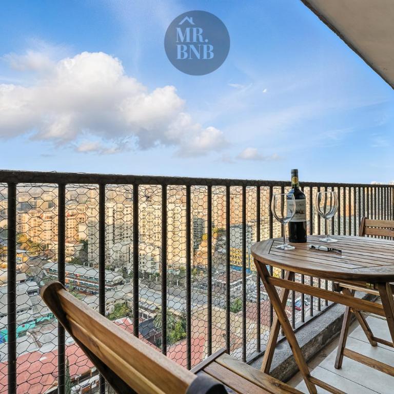 Central, bright and with a view of the mountain range - One-Bedroom Apartment with Balcony and Mountain View - 4