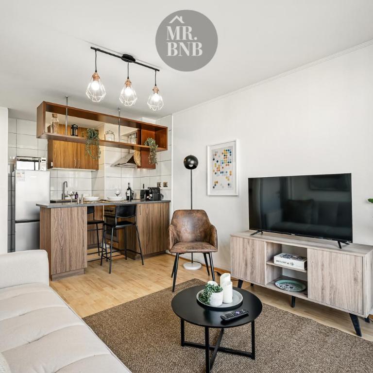 Central, bright and with a view of the mountain range - One-Bedroom Apartment with Balcony and Mountain View - 2