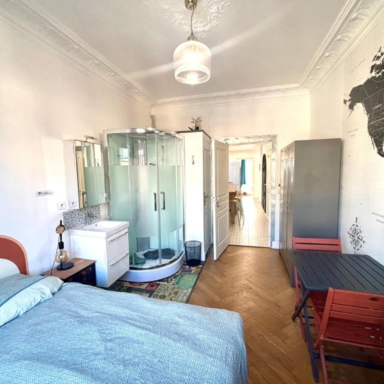 Les chambres de Cédric ICONIC TRAM GARE Nice Ville pour personnes CALMES - Chambre Double - 1