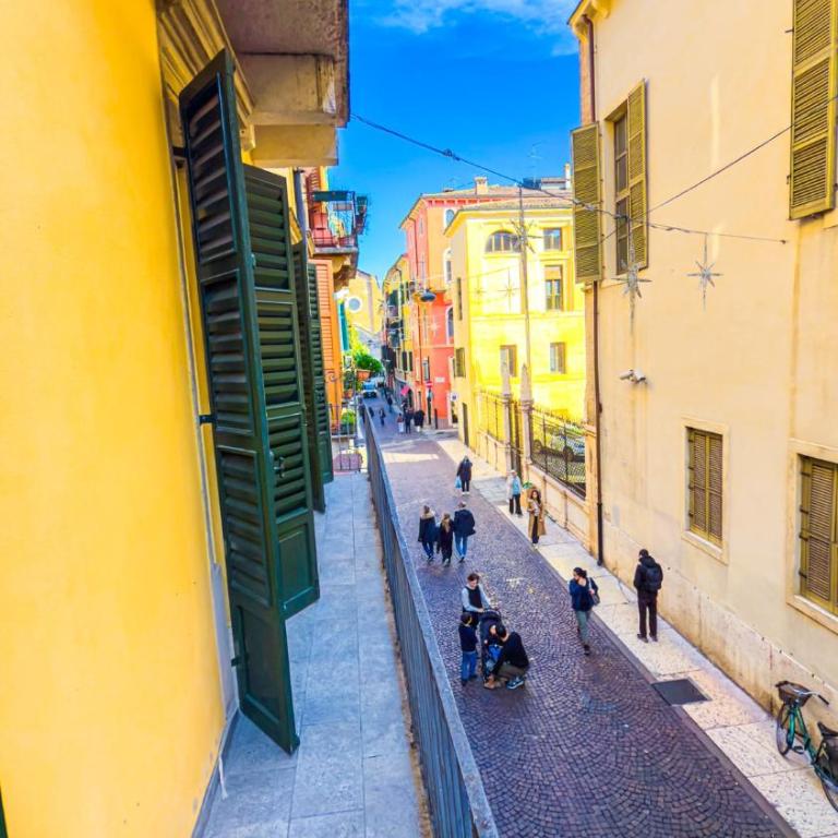Residenza Santa Anastasia Yellow Balcony and lift in Piazza Erbe - Appartamento con 1 Camera da Letto - 10