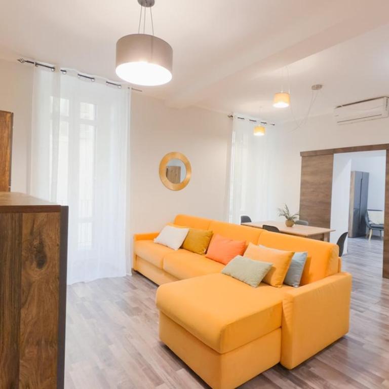 Residenza Santa Anastasia Yellow Balcony and lift in Piazza Erbe - Appartamento con 1 Camera da Letto - 1