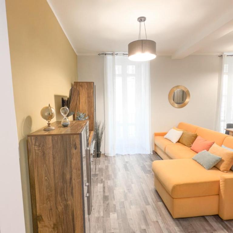 Residenza Santa Anastasia Yellow Balcony and lift in Piazza Erbe - Appartamento con 1 Camera da Letto - 50
