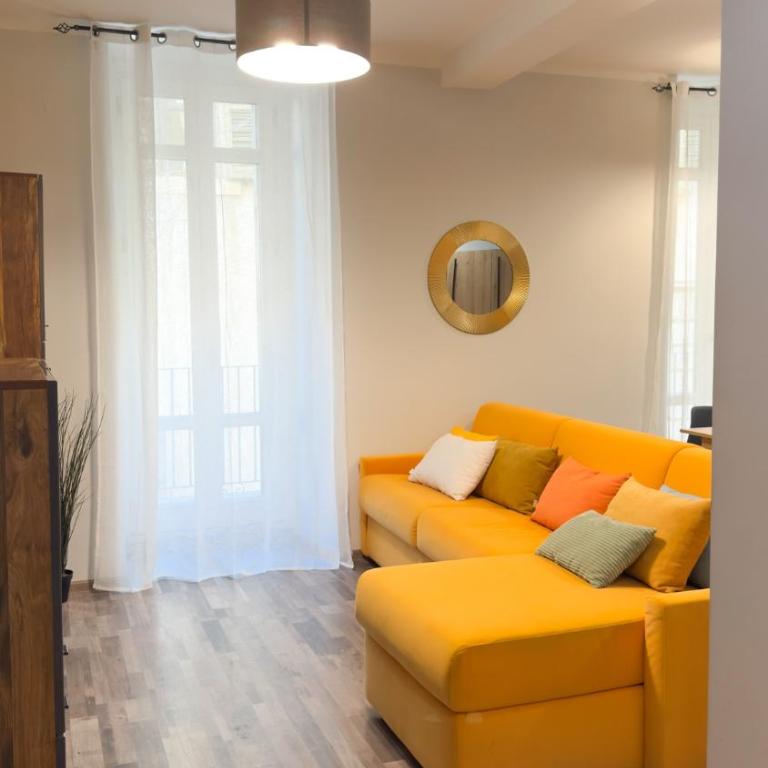 Residenza Santa Anastasia Yellow Balcony and lift in Piazza Erbe - Appartamento con 1 Camera da Letto - 56