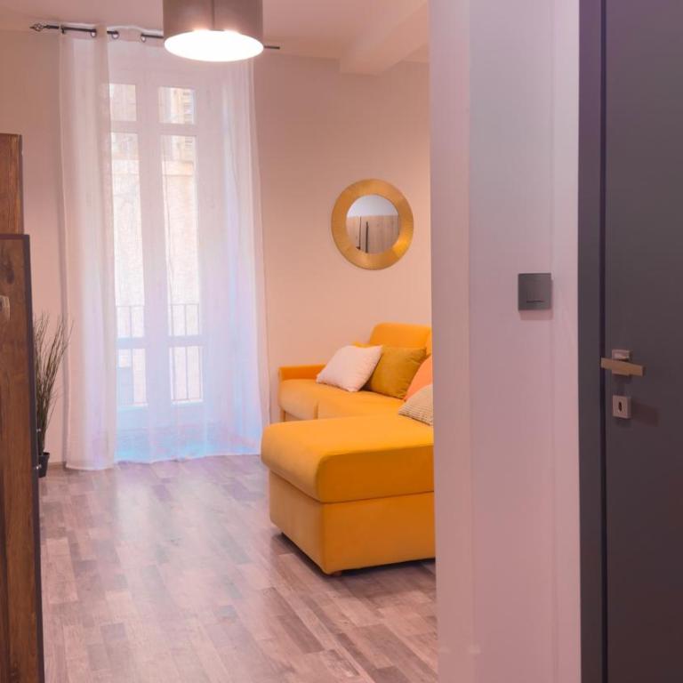 Residenza Santa Anastasia Yellow Balcony and lift in Piazza Erbe - Appartamento con 1 Camera da Letto - 89