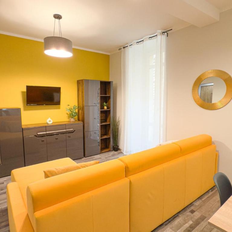 Residenza Santa Anastasia Yellow Balcony and lift in Piazza Erbe - Appartamento con 1 Camera da Letto - 90