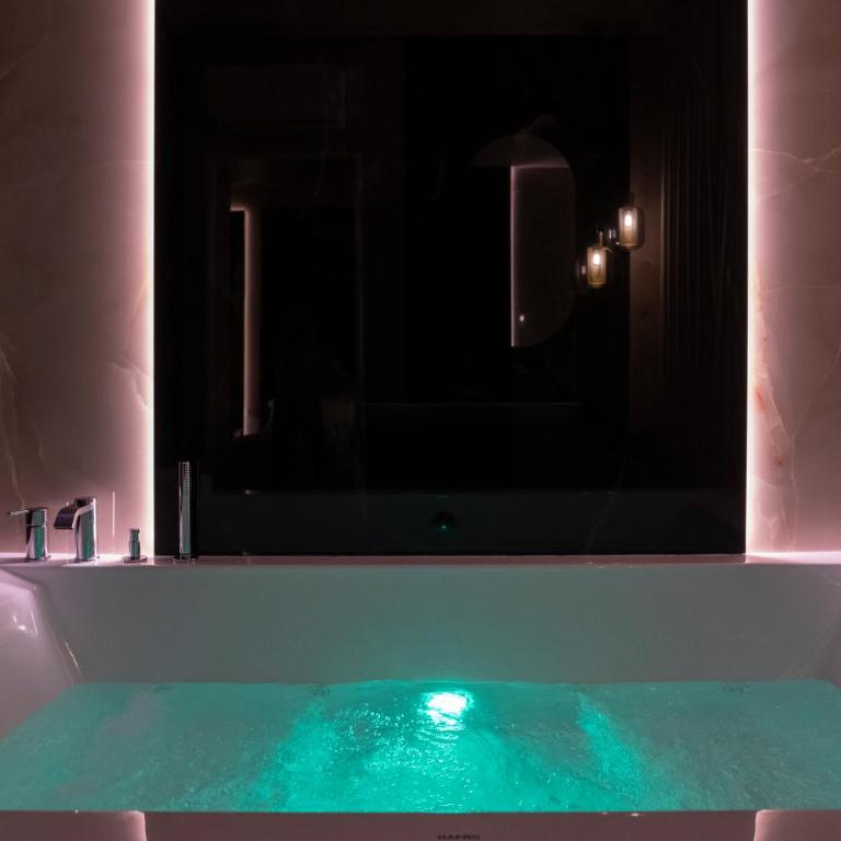 Isidoro Luxury Suites - Deluxe Double Room with Bath - 13
