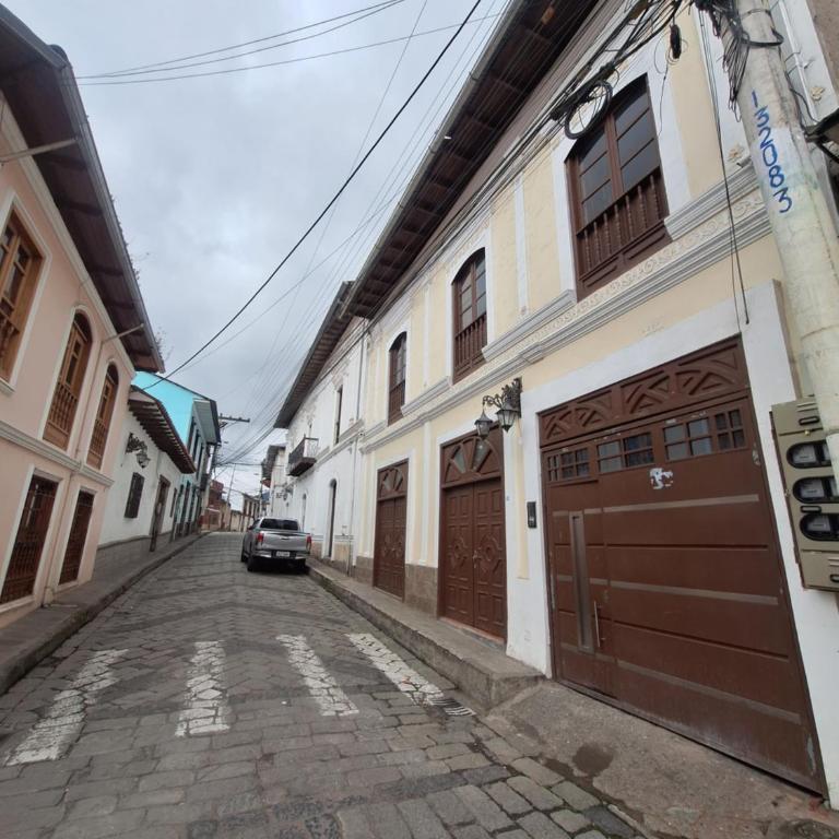 La última parada del Alauseño - Three-Bedroom Apartment - 1