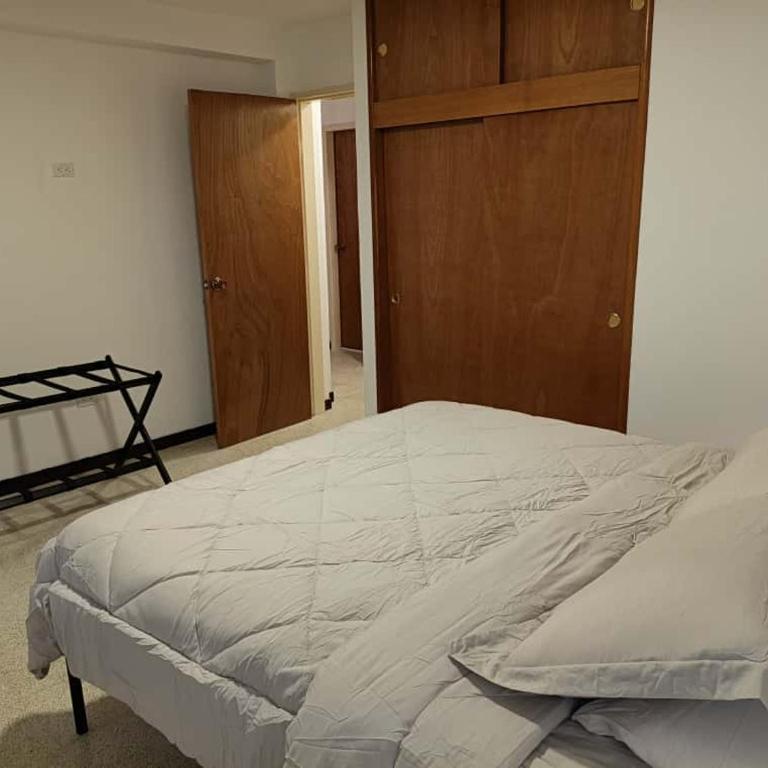Apartamento Espacioso Como Nuevo con 2 Habitaciones y a 5 minutos de San Bernardino con Ascensor Operativo - Two-Bedroom Apartment - 2