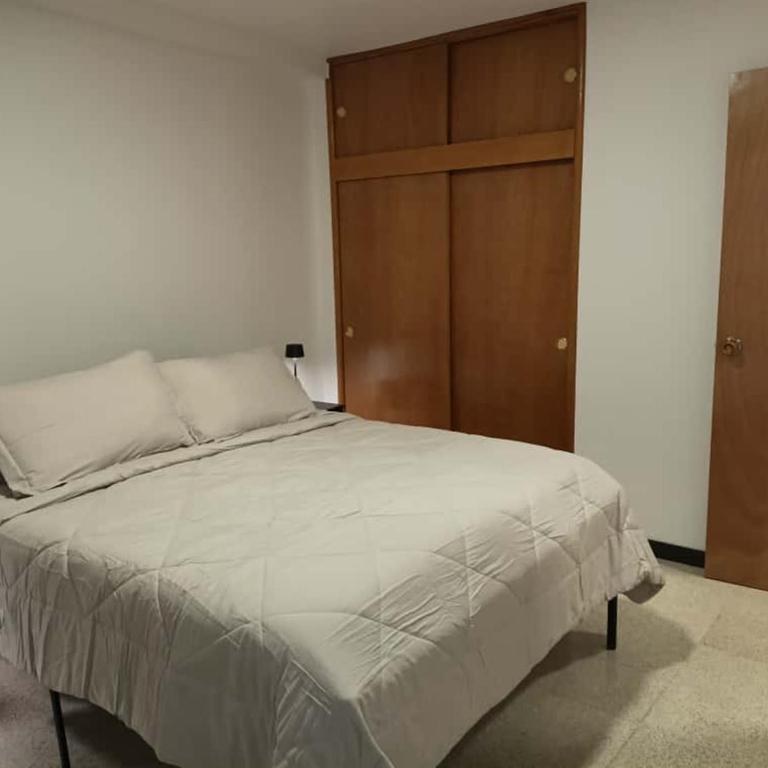 Apartamento Espacioso Como Nuevo con 2 Habitaciones y a 5 minutos de San Bernardino con Ascensor Operativo - Two-Bedroom Apartment - 7
