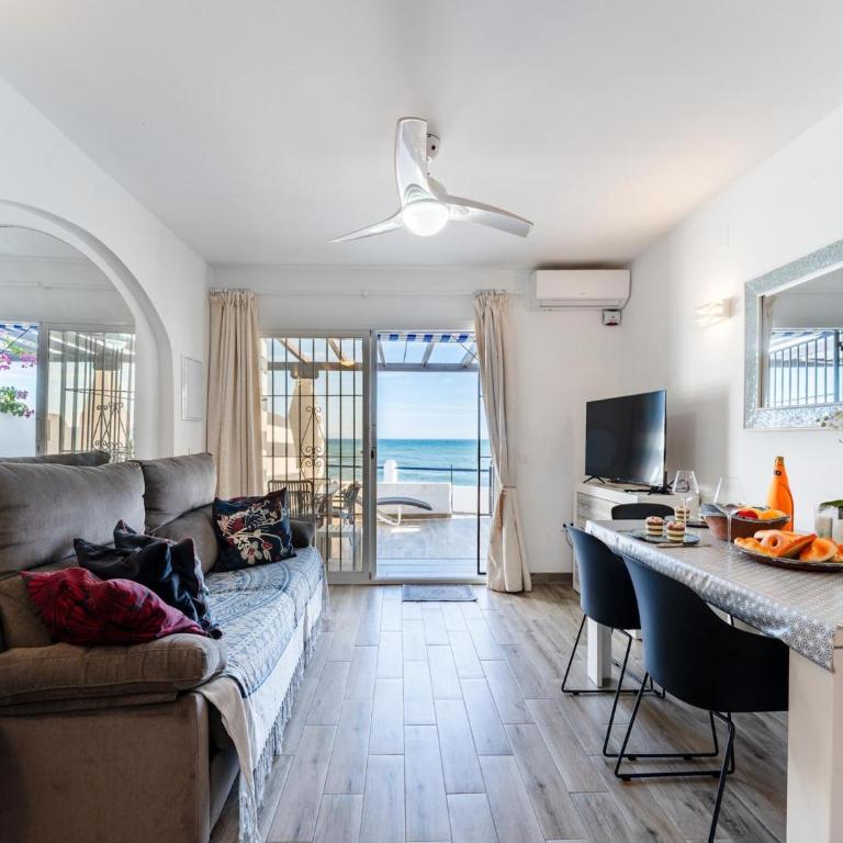 Modern Beachfront Escape, Calahonda - Apartamento de 1 dormitorio - 2