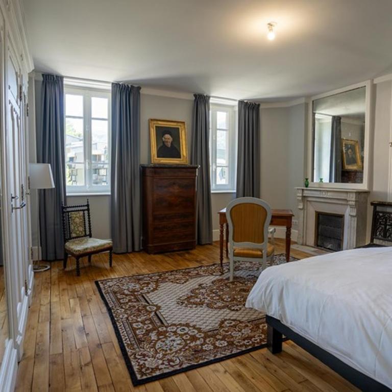 Grande demeure avec piscine couverte et parking pour 15 personnes - FR-1-858-4 - Maison de Vacances - 13