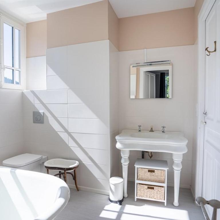 Grande demeure avec piscine couverte et parking pour 15 personnes - FR-1-858-4 - Maison de Vacances - 18