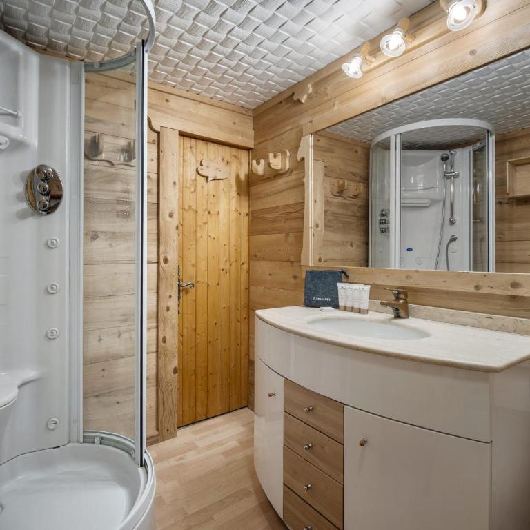 Chalet authentique à Courchevel 1850 avec terrasse et parking - FR-1-564-164 - Chalet - 2