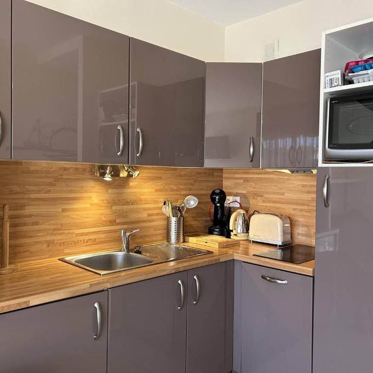 Studio au Lavandou, climatisé, avec terrasse vue mer et Wi-Fi - FR-1-251-879 - Apartment - 10