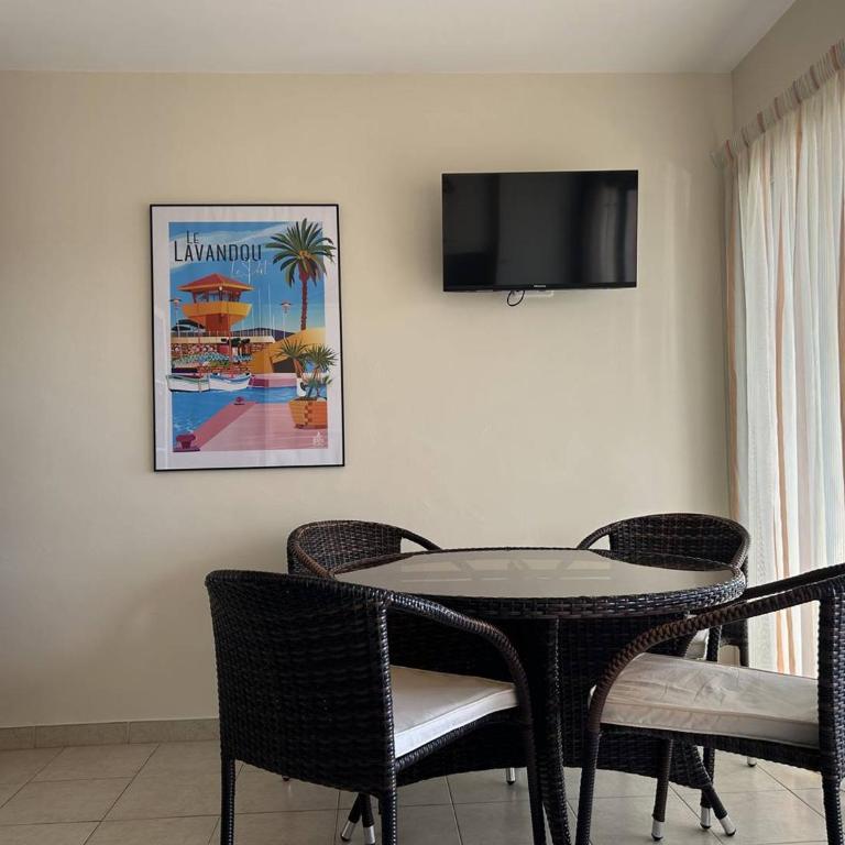Studio au Lavandou, climatisé, avec terrasse vue mer et Wi-Fi - FR-1-251-879 - Apartment - 12