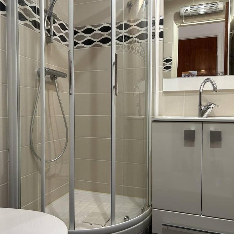 Studio au Lavandou, climatisé, avec terrasse vue mer et Wi-Fi - FR-1-251-879 - Apartment - 13