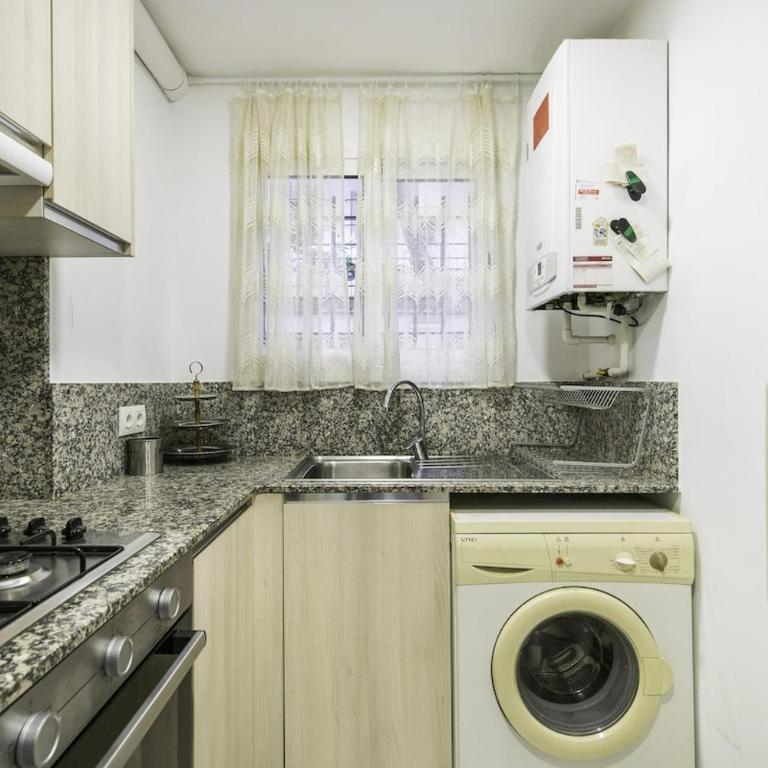 Planta baja en el centro de Platja d'Aro - Apartamento de 2 dormitorios - 3