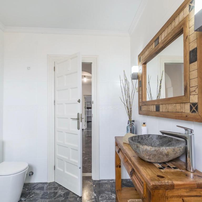 CHALET CON PISCINAS Y VISTAS DE ENSUEÑO - Casa de 5 dormitorios - 66