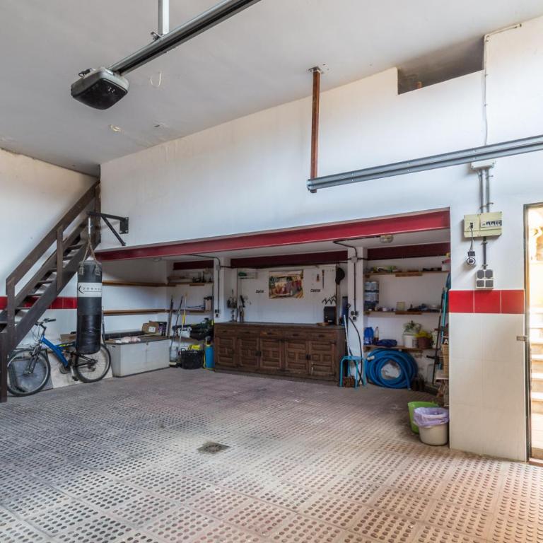 CHALET CON PISCINAS Y VISTAS DE ENSUEÑO - Casa de 5 dormitorios - 70