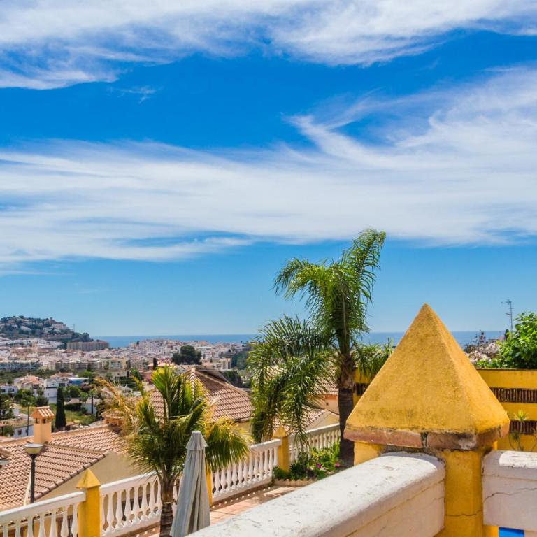 CHALET CON PISCINAS Y VISTAS DE ENSUEÑO - Casa de 5 dormitorios - 77
