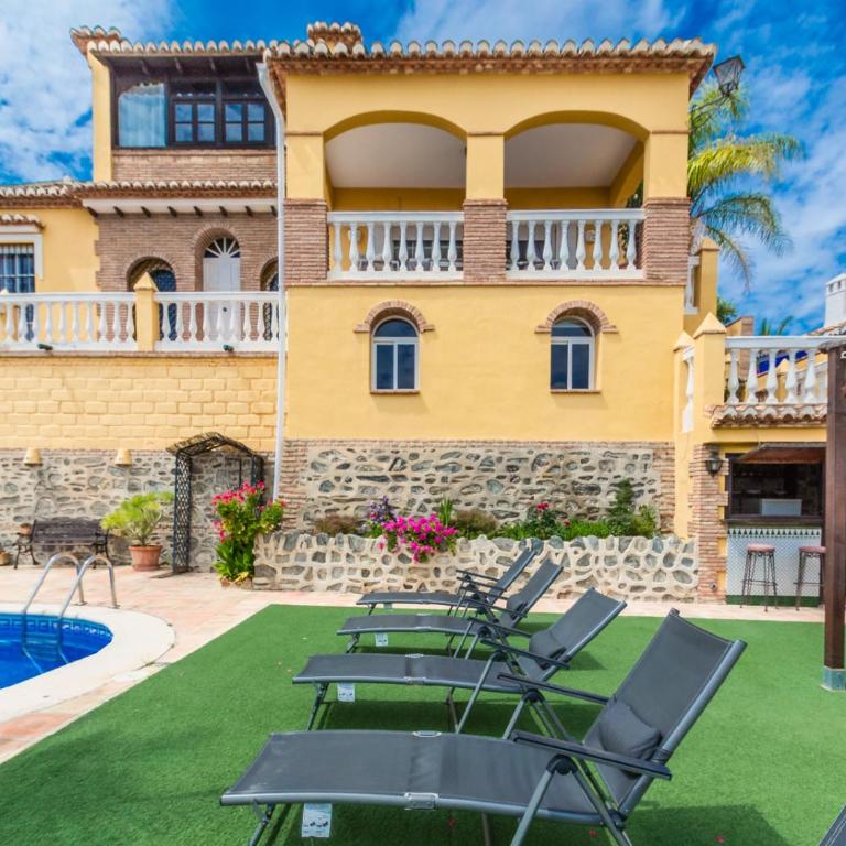 CHALET CON PISCINAS Y VISTAS DE ENSUEÑO - Casa de 5 dormitorios - 78