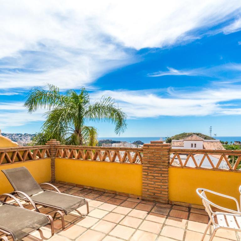CHALET CON PISCINAS Y VISTAS DE ENSUEÑO - Casa de 5 dormitorios - 75