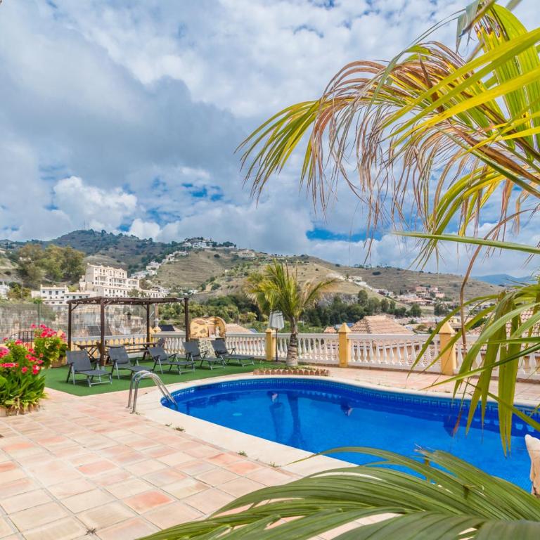 CHALET CON PISCINAS Y VISTAS DE ENSUEÑO - Casa de 5 dormitorios - 76