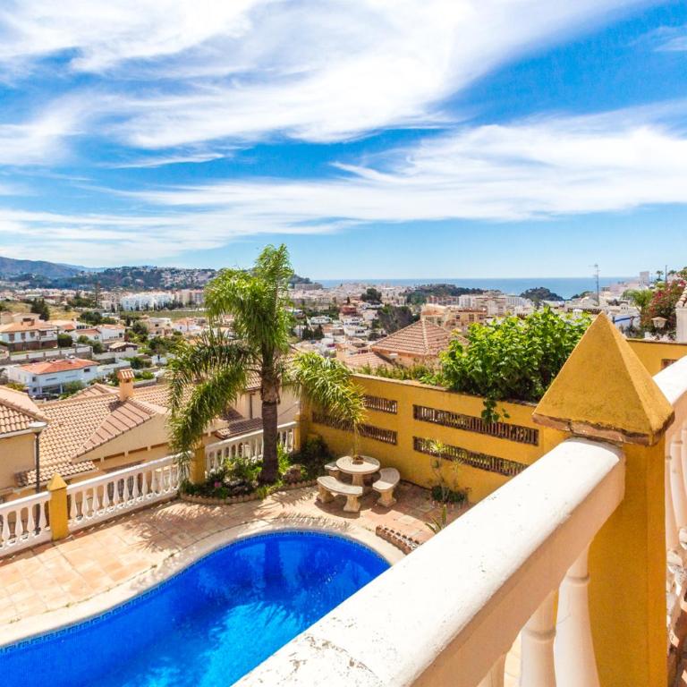 CHALET CON PISCINAS Y VISTAS DE ENSUEÑO - Casa de 5 dormitorios - 81