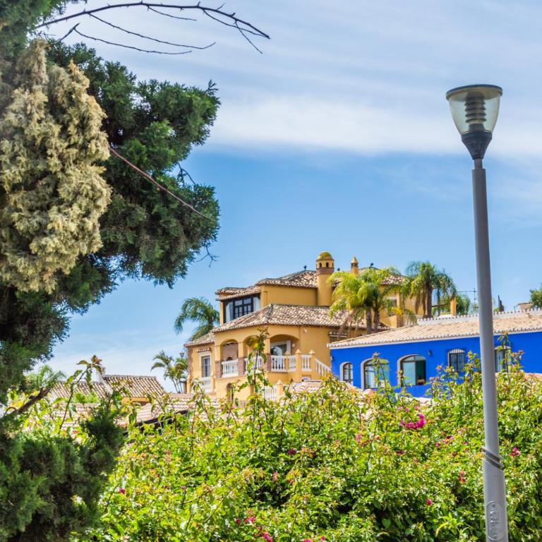 CHALET CON PISCINAS Y VISTAS DE ENSUEÑO - Casa de 5 dormitorios - 82