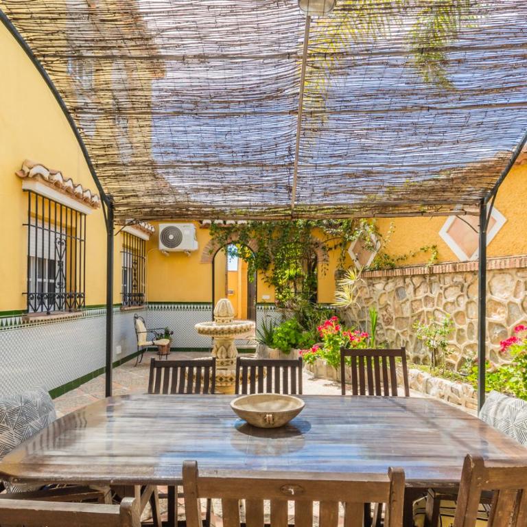 CHALET CON PISCINAS Y VISTAS DE ENSUEÑO - Casa de 5 dormitorios - 83
