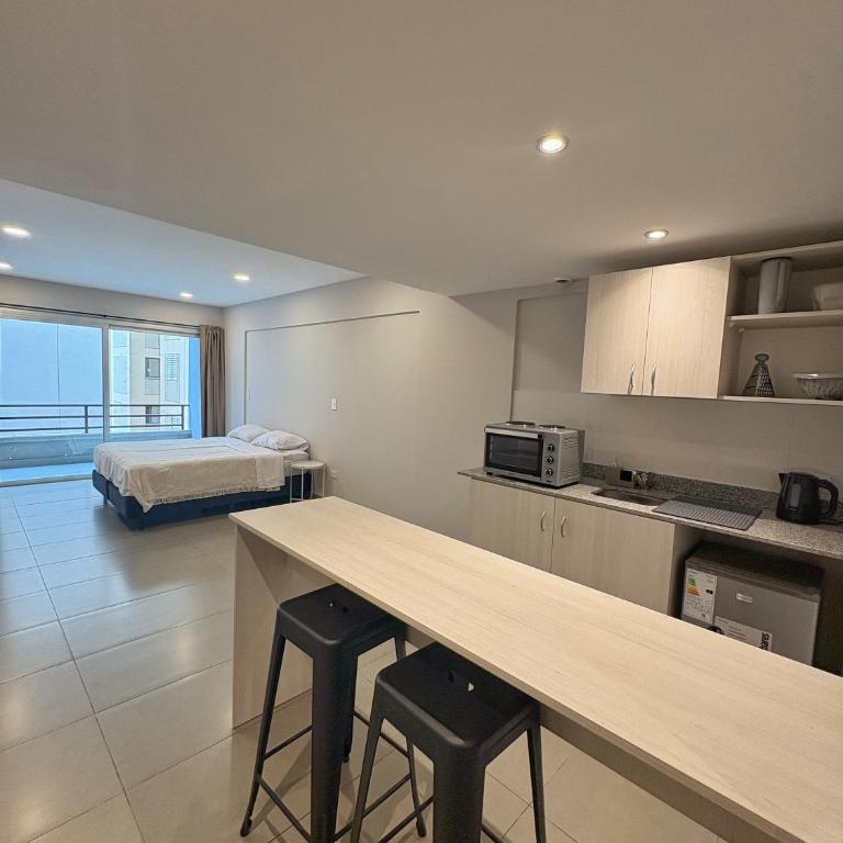 Studio moderno con balcón y wifi, centro histórico Jujuy - One-Bedroom Apartment - 1