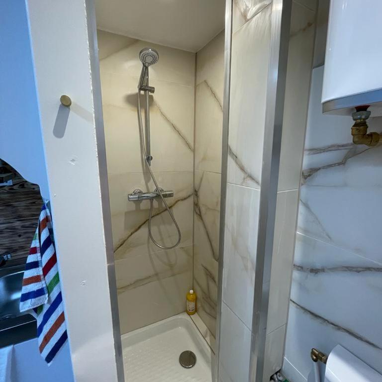 petit studio proche gare Strasbourg - One-Bedroom Apartment - 6