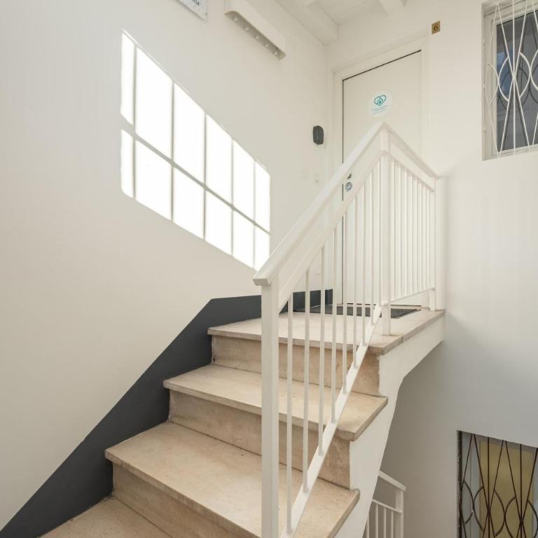 Avelli Pia Fourth Floor with 2 Bathrooms - Florence Charming Apartments - Delightful and bright 4rd-floor apartment without elevator, overlooking one of Florence's most beautiful squares, Exceptionally located for exploring the city - Appartamento con 1 Camera da Letto - 2